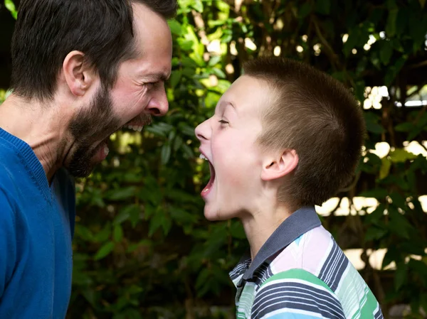 Vader Zoon Schreeuwen Tegen Elkaar — Stockfoto