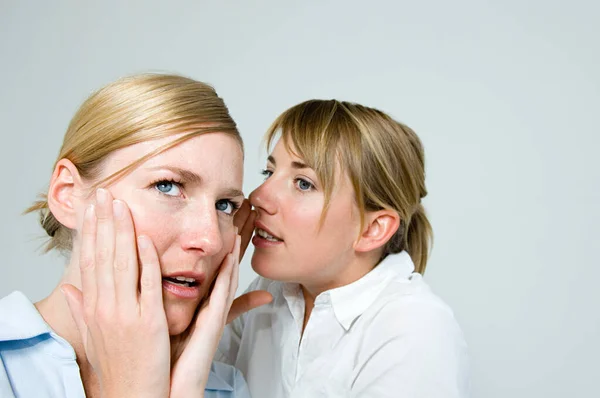 Twee Jonge Vrouwen Roddelen — Stockfoto