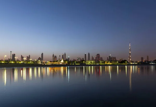 Edificios Reflejados Lago Dubai Emiratos Árabes Unidos —  Fotos de Stock