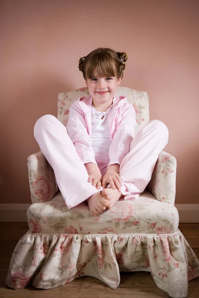 Dziewczyna Siedzi Krześle — Zdjęcie stockowe