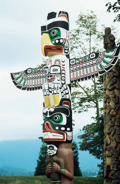 Totem Pólo Sobre Céu Azul — Fotografia de Stock