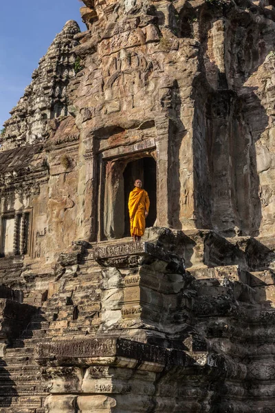 カンボジア シェムリアップのアンコールワット寺院に立つ若い仏教僧 — ストック写真