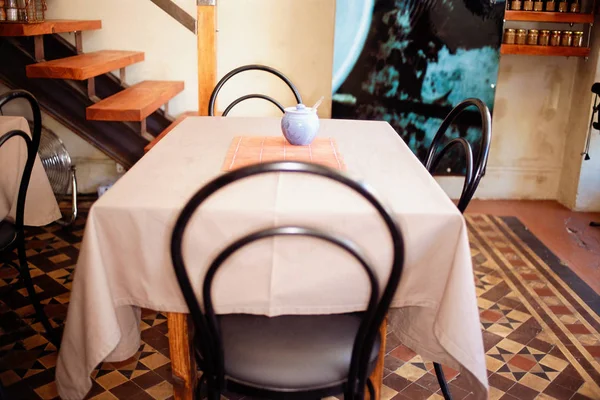 Lege tafel in een restaurant — Stockfoto