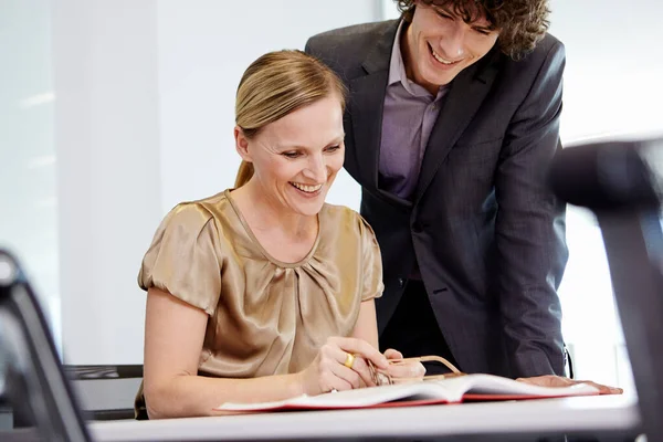 Empresarios Mirando Libro Sonriendo —  Fotos de Stock