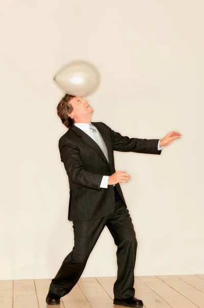 Homem Balanceando Balão Cabeça — Fotografia de Stock