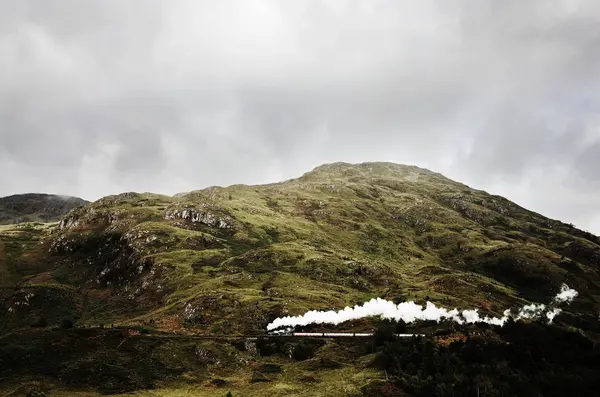 Ångtåg Berg Glenfinnan Skottland — Stockfoto