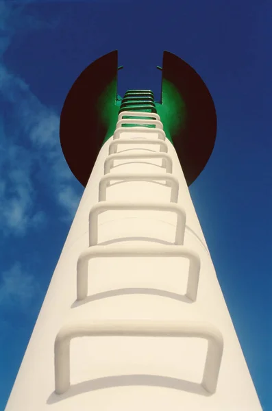 Turm Und Blauer Himmel — Stockfoto