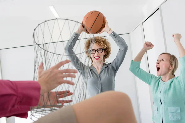 Büroangestellte Spielen Basketball Mit Mülleimer — Stockfoto