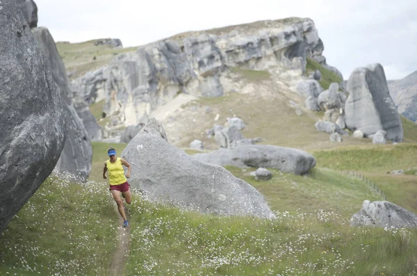 在新西兰城堡山路上跑的女赛跑选手 — 图库照片