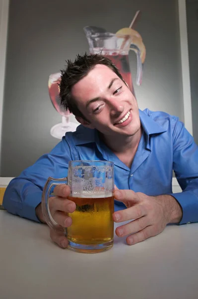 Een Man Die Liefdevol Naar Bier Kijkt — Stockfoto