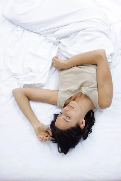 Wanita Tidur Tempat Tidur — Stok Foto