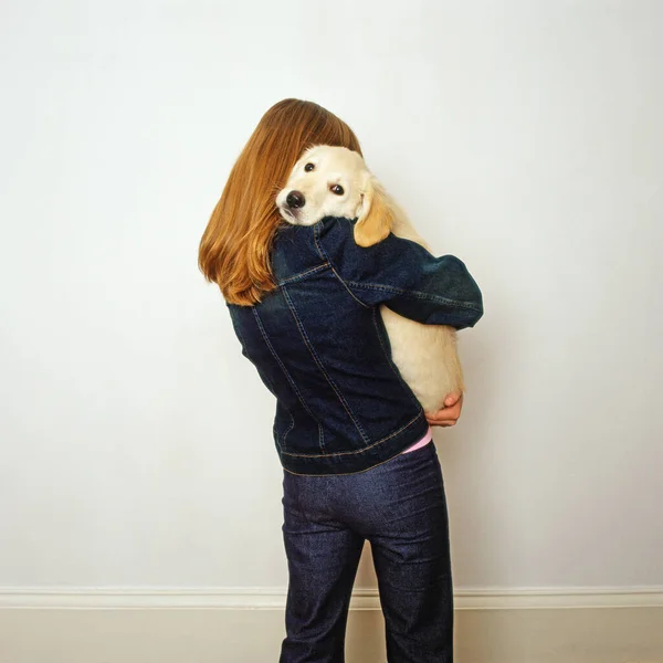 Menina Abraçando Cachorro — Fotografia de Stock