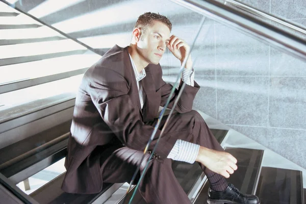Επιχειρηματίας Κάθεται Στη Σύγχρονη Σκάλα — Φωτογραφία Αρχείου