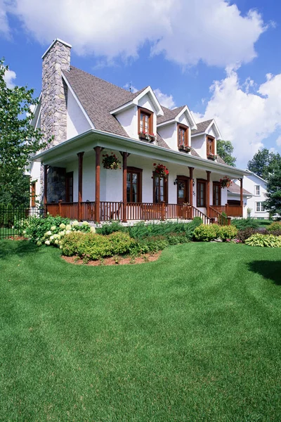 Lawn and large house — Stock Photo, Image