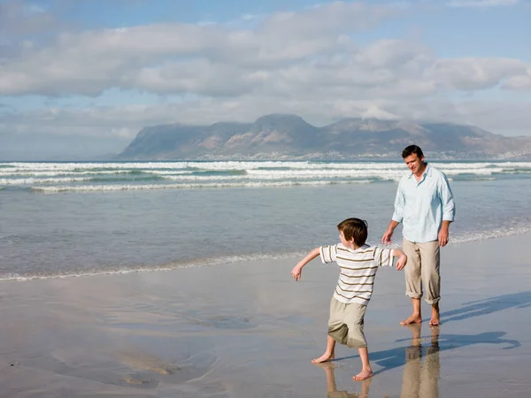 Vater Und Sohn Werfen Steine Ins Meer — Stockfoto