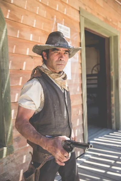 Retrato Vaquero Sosteniendo Pistola Set Película Del Oeste Salvaje Fort — Foto de Stock
