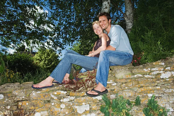 Casal Uma Parede Pedra — Fotografia de Stock