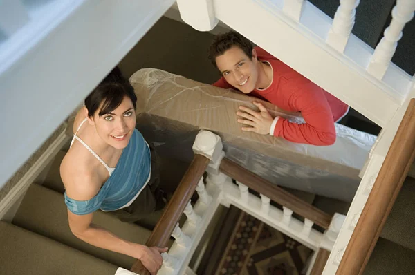 Paar Trägt Matratze Die Treppe Hoch — Stockfoto