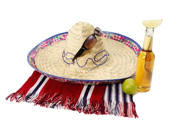 Sombrero ve bir şişe bira. — Stok fotoğraf