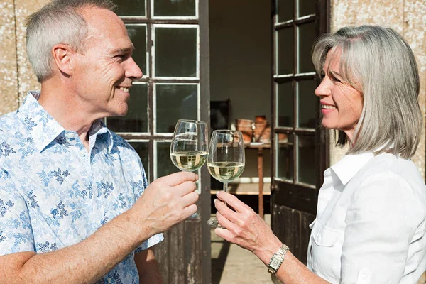 Pareja Madura Bebiendo Vino — Foto de Stock