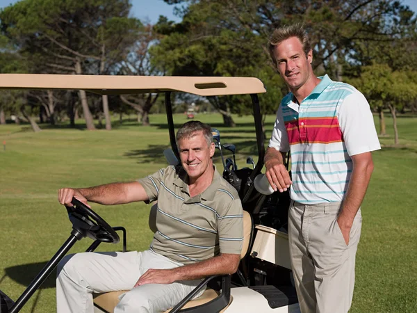 Dois Homens Maduros Carrinho Golfe Campo Golfe — Fotografia de Stock