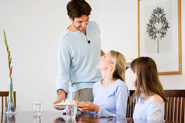 Jovem Servindo Comida Para Família — Fotografia de Stock