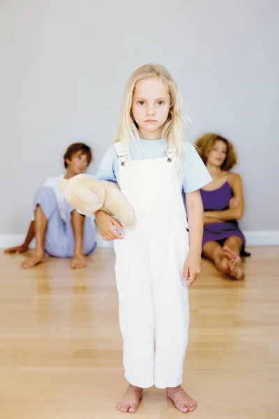 Menina Com Ursinho Pelúcia — Fotografia de Stock