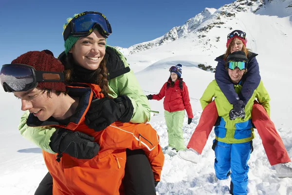 雪の中で女性のピギーバックを与える男性,クタイ,オーストリア — ストック写真
