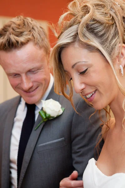 Gelin ve damat düğün töreninde gülümsüyor — Stok fotoğraf