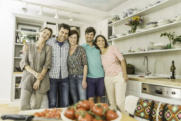 Портрет пяти взрослых друзей на кухне — стоковое фото