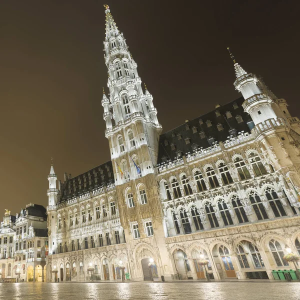 ベルギー ブリュッセルの夜のグランドプレイスのホテル ヴィルの眺め — ストック写真