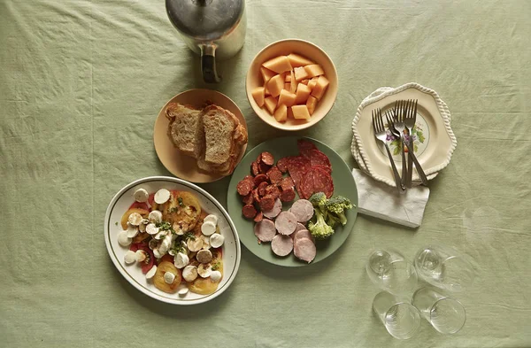 Masa Örtüsündeki Yemek Tabaklarının Genel Görünümü — Stok fotoğraf