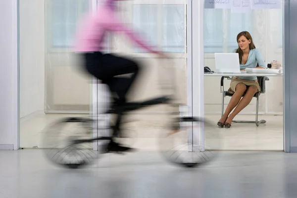 Женщина Работающая Мужчина Ездит Велосипеде — стоковое фото