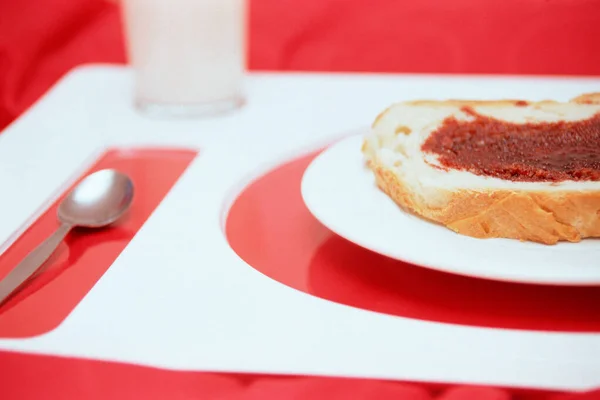 Marmelade Auf Brot Auf Dem Tisch — Stockfoto