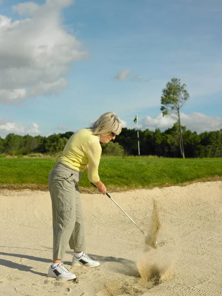 Golf Oynayan Olgun Kadın — Stok fotoğraf