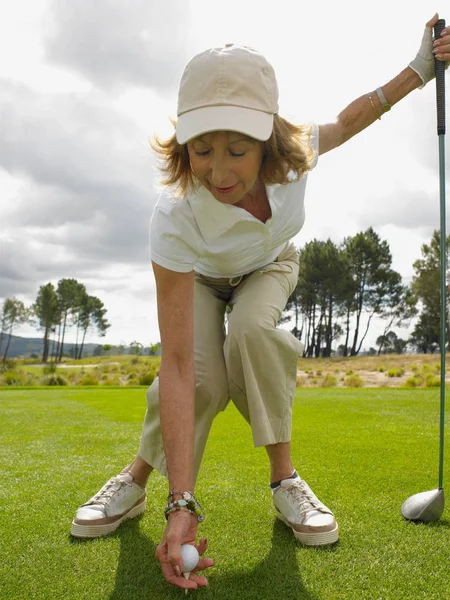 Kobieta Umieszczenie Piłeczki Golfa Tee — Zdjęcie stockowe