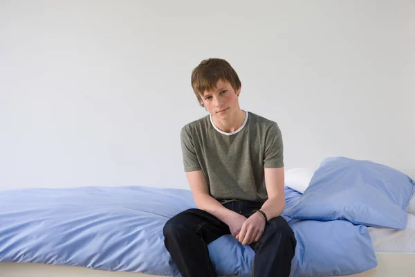 Portrét Dospívajícího Chlapce Sedícího Jeho Posteli — Stock fotografie
