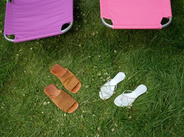 Sandalen Und Liegestühle Garten — Stockfoto