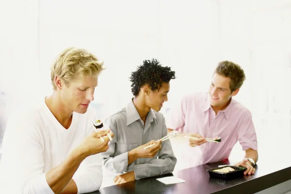 Чоловіки Їдять Суші Барі — стокове фото