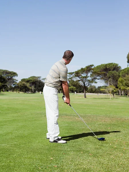 Mann Spielt Golf Auf Golfplatz — Stockfoto