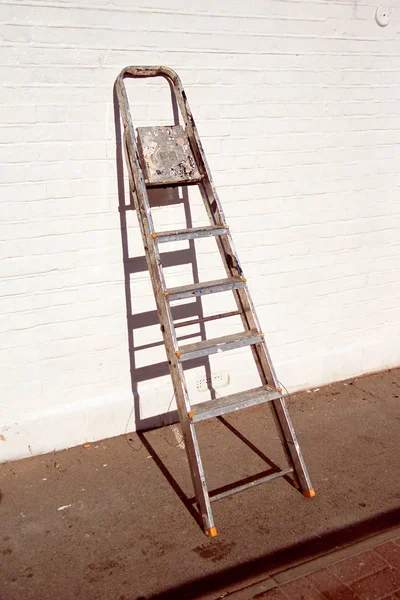 Stepladder leaning against wall — 스톡 사진