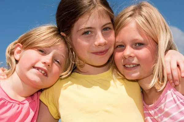 Tři Dívky Nad Modrou Oblohou — Stock fotografie