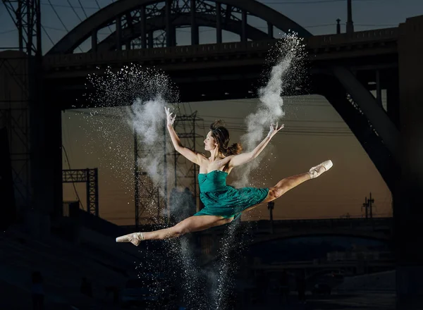 Bailarina Ballet Saltando Mientras Suelta Explosión Polvo Atardecer Los Ángeles —  Fotos de Stock