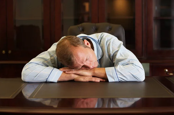 Empresário Sobrecarregado Dormindo Sua Mesa — Fotografia de Stock