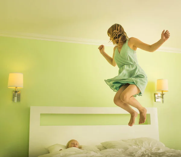 Madre Saltando Sul Letto Svegliarsi Figlio Addormentato — Foto Stock
