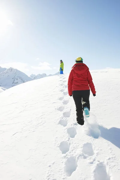 Dwoje Ludzi Spacerujących Śniegu Kuhtai Austria — Zdjęcie stockowe