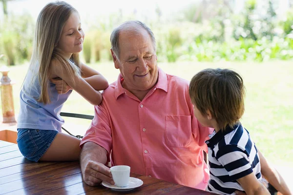 Abuelo Con Nietos Tiempo Familiar Concepto Unión —  Fotos de Stock