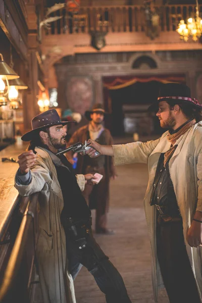 Vaquero Apuntando Pistola Salón Set Película Del Oeste Salvaje Fort — Foto de Stock