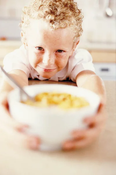 Αγόρι Τρώει Πρωινό Στο Σπίτι — Φωτογραφία Αρχείου