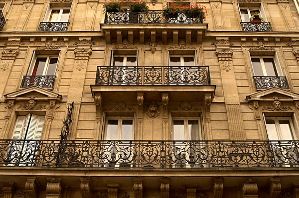 Paris Apartamentos Com Janelas — Fotografia de Stock